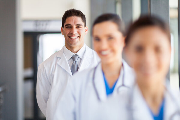 Heureux groupe de médecin et infirmière portrait dans le bureau de l'hôpital — Image Heureux groupe de médecin et infirmière portrait dans le bureau de l'hôpital — Photo