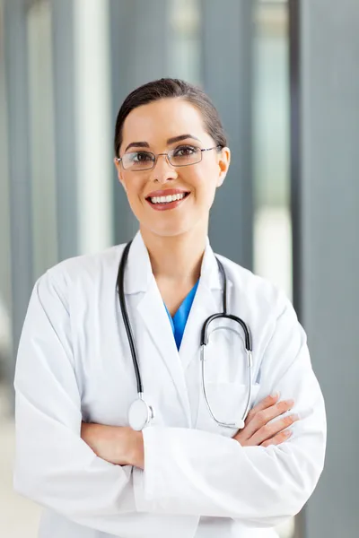 Piękne kobiece kobieta lekarz w jednolite portret — Zdjęcie stockowe