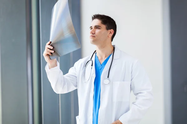 Médico mirando la radiografía en el hospital — Foto de Stock