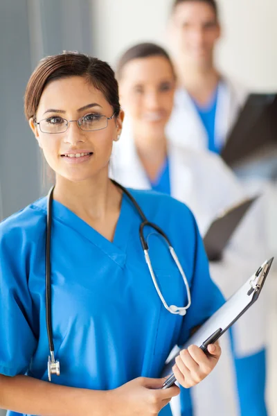 Team di medici ritratto in ospedale — Foto Stock