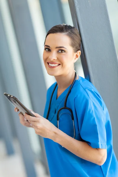 Trabalhadora médica bonita com computador tablet — Fotografia de Stock