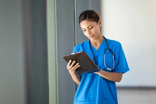 Enfermera médica joven usando tableta en la oficina del hospital —  Fotos de Stock