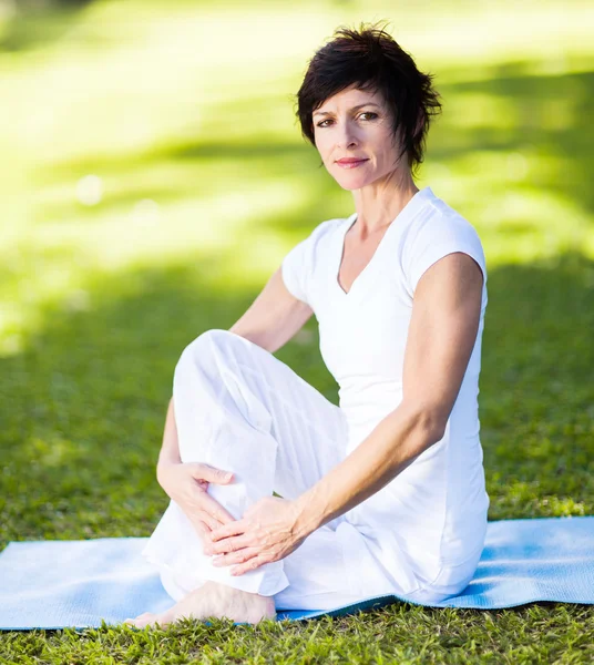 Açık havada yoga yaparken orta yaşlı kadın — Stok fotoğraf