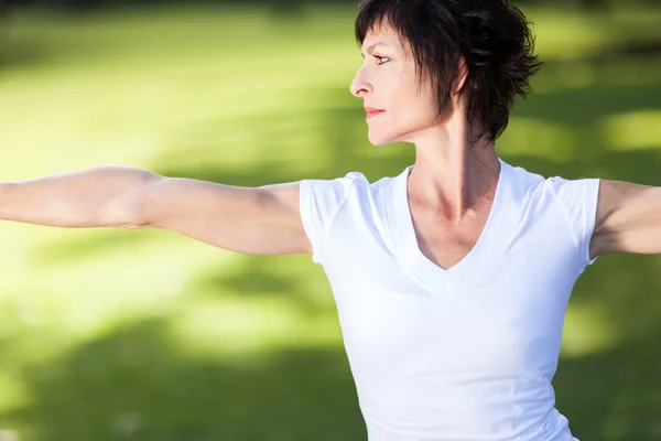 Femme d'âge moyen faisant de l'exercice à l'extérieur — Photo