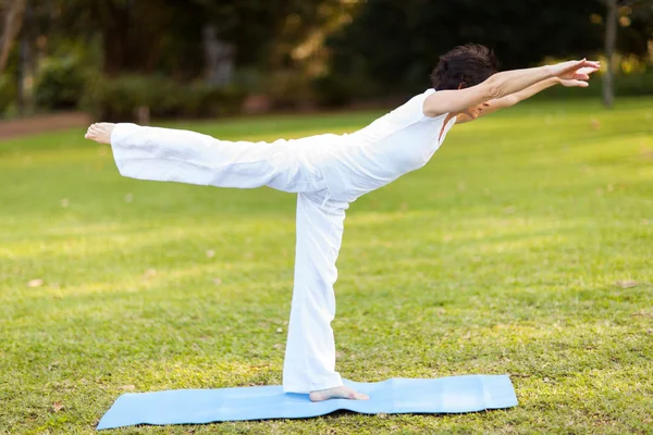 Orta yaş kadın açık havada yoga yaparken — Stok fotoğraf