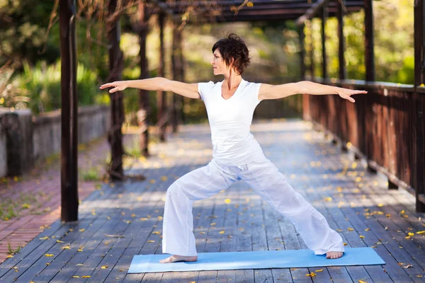 Mujer de mediana edad haciendo yoga al aire libre — Foto de Stock