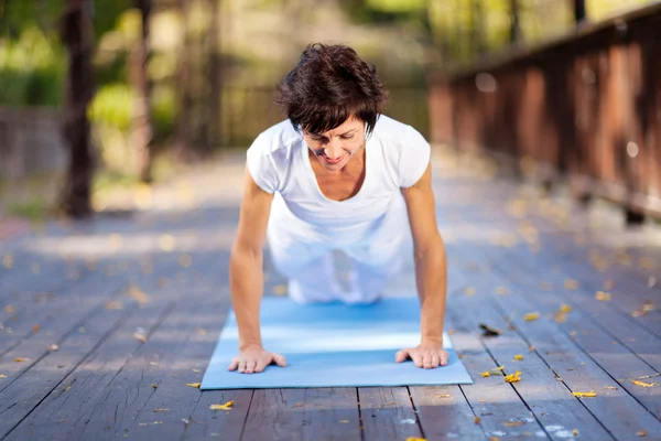 Volwassen vrouw doet push ups buitenshuis — Stockfoto