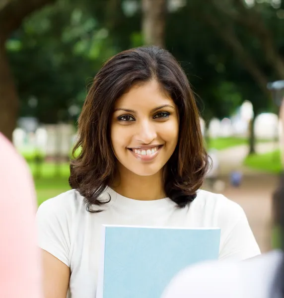 Retrato de estudante universitário feminino feliz — Fotografia de Stock