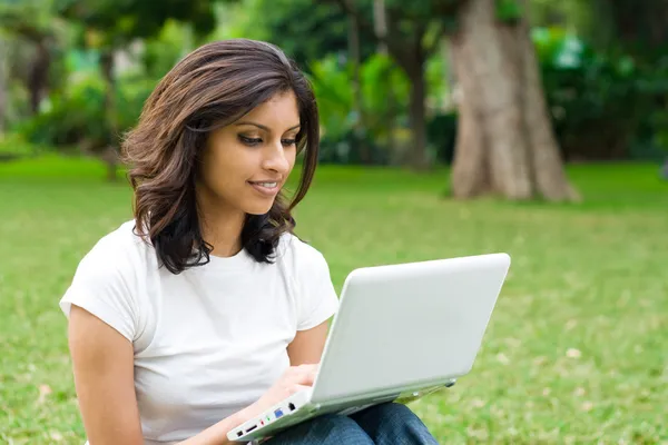 屋外のラップトップを使用して若いインド人女性 — ストック写真