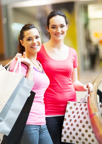 Dos amigas comprando en el centro comercial — Foto de Stock