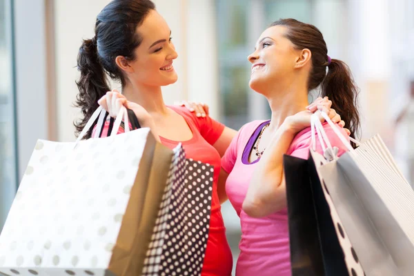 Amigos felizes fazendo compras no shopping — Fotografia de Stock