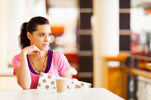 Alışveriş sonra kafede oturan güzel genç kadın — Stok fotoğraf