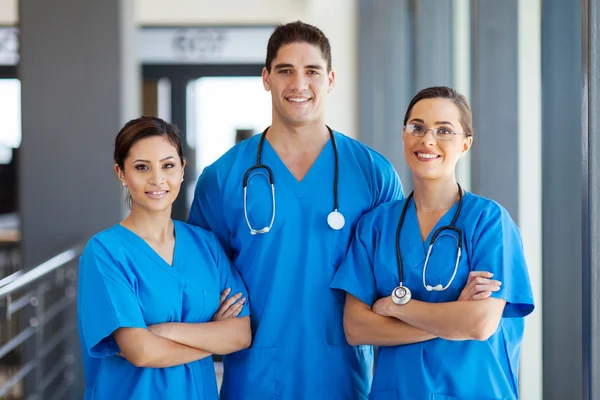 Groep van jonge ziekenhuis werknemers in scrubs Stockfoto