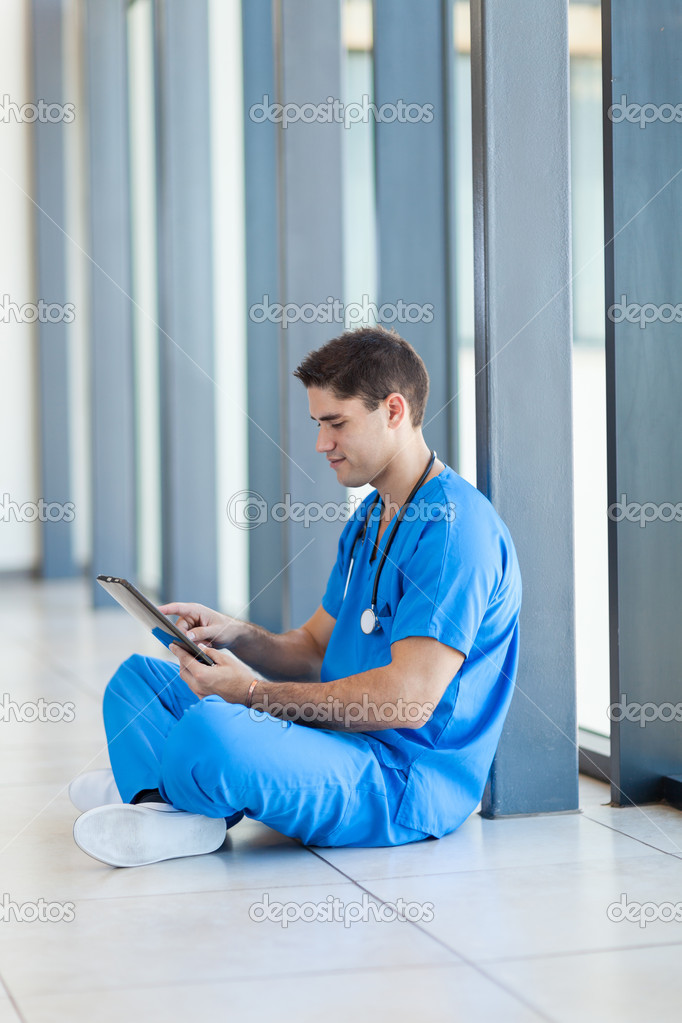 在休息期间使用平板电脑的男性医院护士 图库照片 C Michaeljung