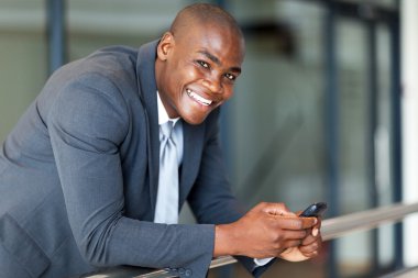 yakışıklı Afro-Amerikan iş yürütme ile akıllı telefon