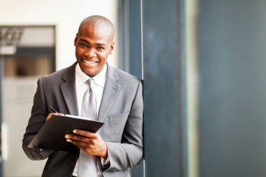 Afrika kökenli Amerikalı işadamı ofiste rapor yazma