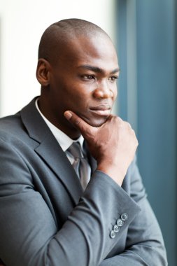 Office düşünceli Afrikalı-Amerikalı işadamı