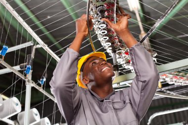 Afro-Amerikan Tekstil endüstriyel makinist dokuma tezgâhı tamiri