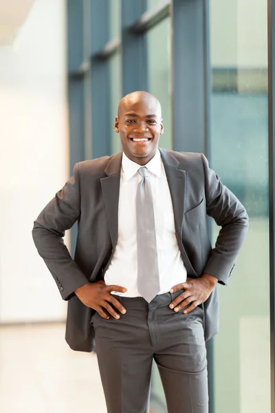 Χαρούμενος νεαρός αφρικανική αμερικανική επιχειρηματίας στο γραφείο — Φωτογραφία Αρχείου