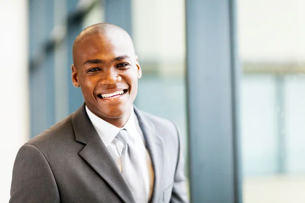 Empresário americano africano inteligente no escritório — Fotografia de Stock