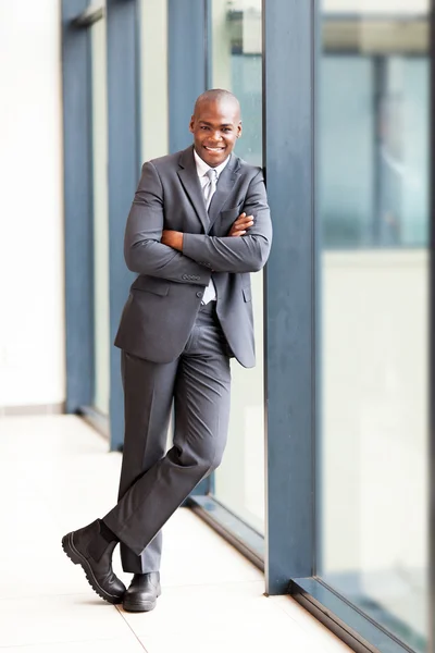 Ofiste genç Afro-Amerikalı işadamı tam uzunlukta portre — Stok fotoğraf