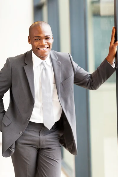 Jovem empresário afro-americano feliz no cargo — Fotografia de Stock