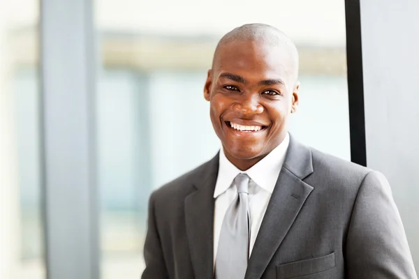 Säker afroamerikanska business verkställande porträtt i office — Stockfoto