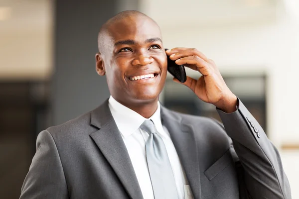 Framgångsrik afrikansk amerikansk affärsman talar på mobiltelefon — Stockfoto