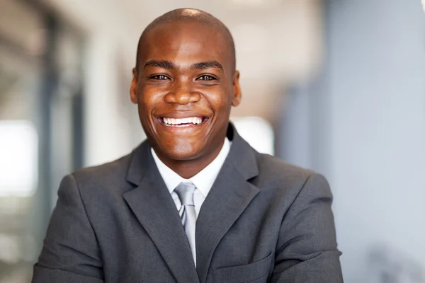 Sorridente uomo d'affari africano americano ritratto primo piano — Foto Stock