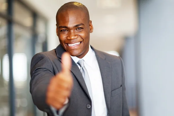 Успешный афроамериканский бизнесмен с большим пальцем вверх — стоковое фото