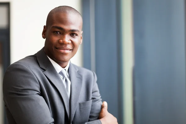 Vreedzame Afro-Amerikaanse zakenman in office — Stockfoto