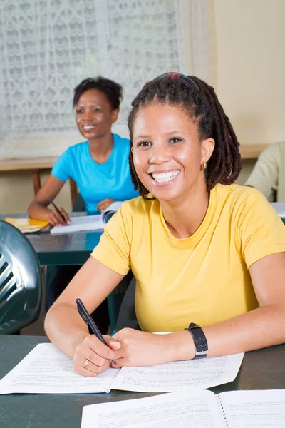 행복 한 여성 아프리카계 미국인 성인 학생 들이 교실에서 — 스톡 사진