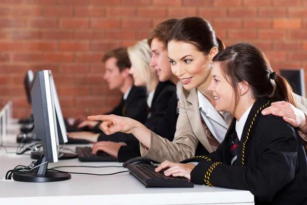 Gruppo di studenti delle scuole superiori e insegnante nella sala computer — Foto Stock