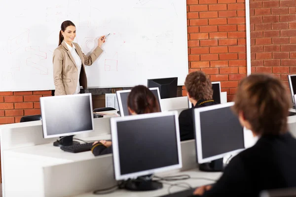 Middelbare schoolleraar lesgeven in klas — Stockfoto