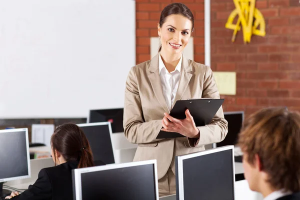 Graziosa femmina liceo insegnante ritratto in sala computer — Foto Stock