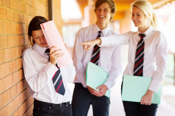 Gymnasiastin wird von Mitschülern gemobbt — Stockfoto