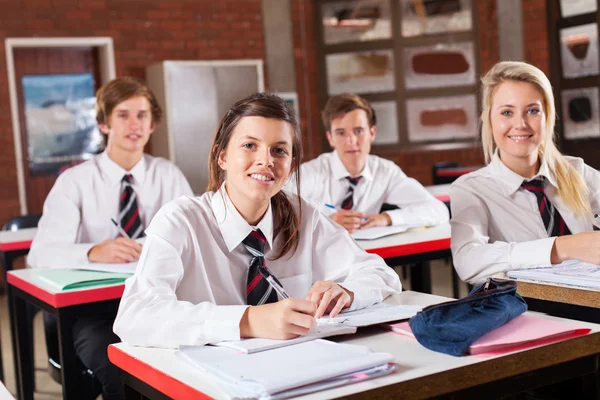 Groep van middelbare scholieren in klas — Stockfoto