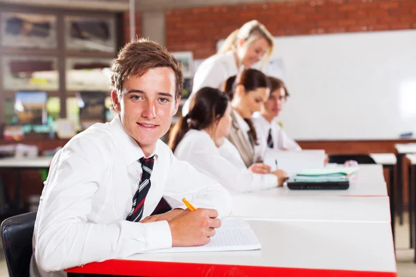 Hombre adolescente estudiante de secundaria en el aula — Foto de Stock