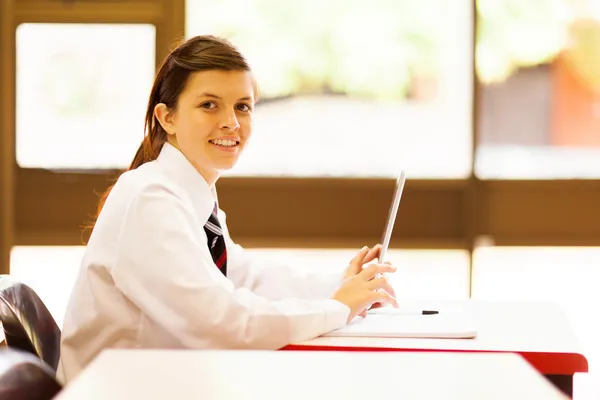 Female middle school student using tablet computer in classroom — Stock Photo, Image