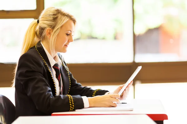 Roztomilý vysokoškolačku pomocí tabletového počítače v učebně — Stock fotografie