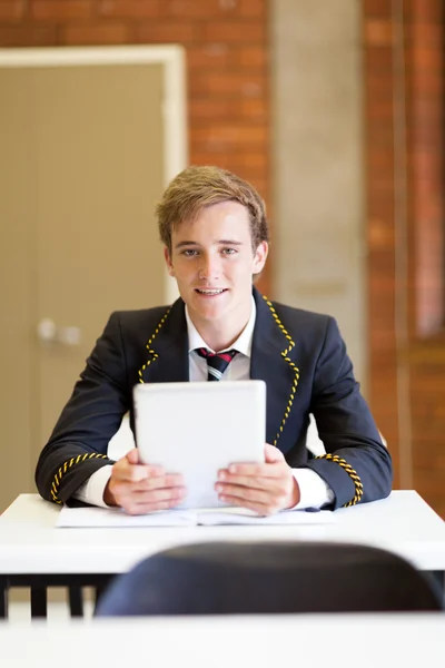 Menino do ensino médio usando tablet em sala de aula — Fotografia de Stock