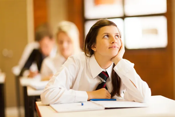 Middelbare school meisje dagdromen in de klas — Stockfoto