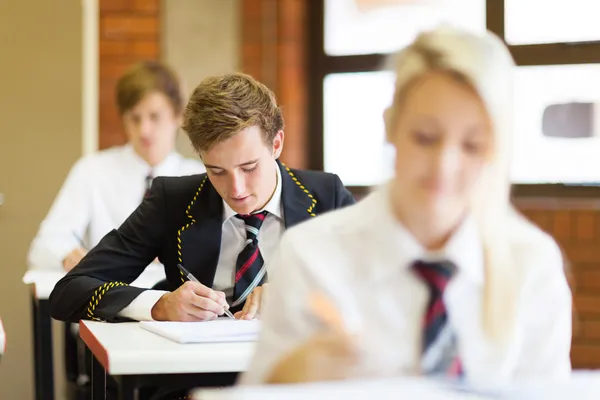 Estudiantes de secundaria sentados en clase —  Fotos de Stock