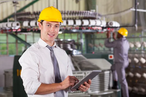 Moderner Textilfabrikleiter mit Tablet-Computer — Stockfoto