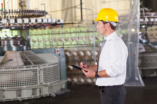 Gerente de producción textil que trabaja dentro de la fábrica — Foto de Stock