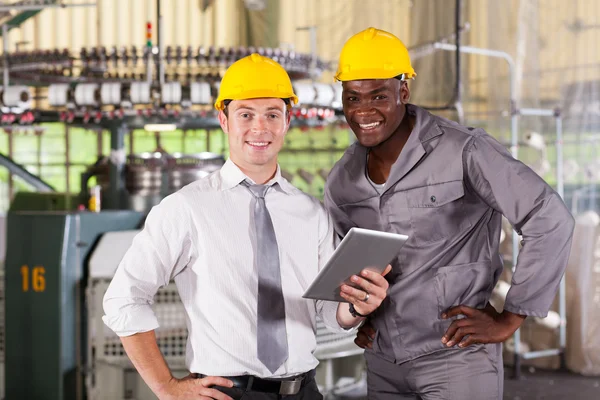 Moderno direttore di fabbrica e lavoratore con tablet computer — Foto Stock