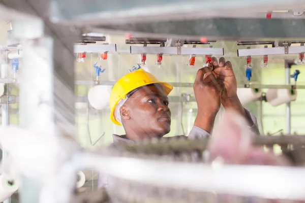 Trabalhador de colarinho azul afro-americano trabalhando na fábrica têxtil — Fotografia de Stock