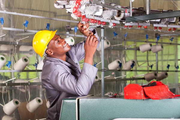 Mecánico textil afroamericano reapareciendo telar de tejido — Foto de Stock