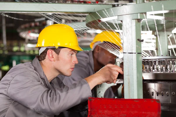 Zwei Textilwebmaschinenmechaniker reparieren Webstuhl — Stockfoto