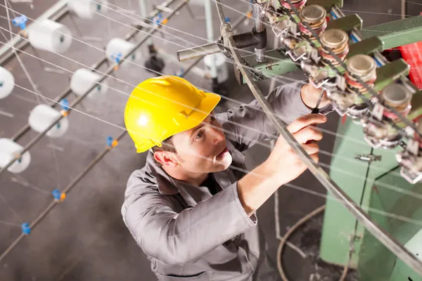 Tessile società tecnico riparazione tessitura macchina — Foto Stock